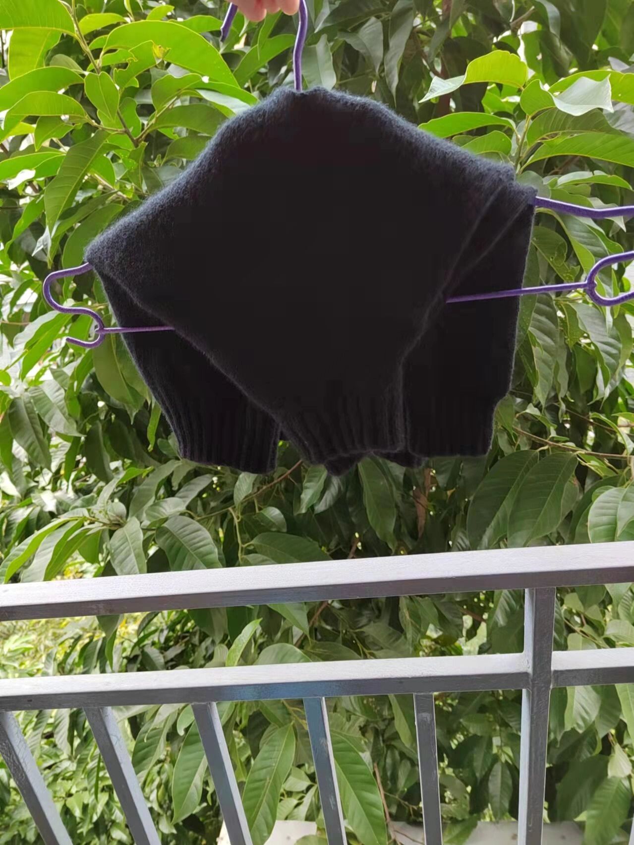 羊绒衫的几种晾晒方法 用浴巾包裹脱水,选择合适的方式晾晒,想吊长一