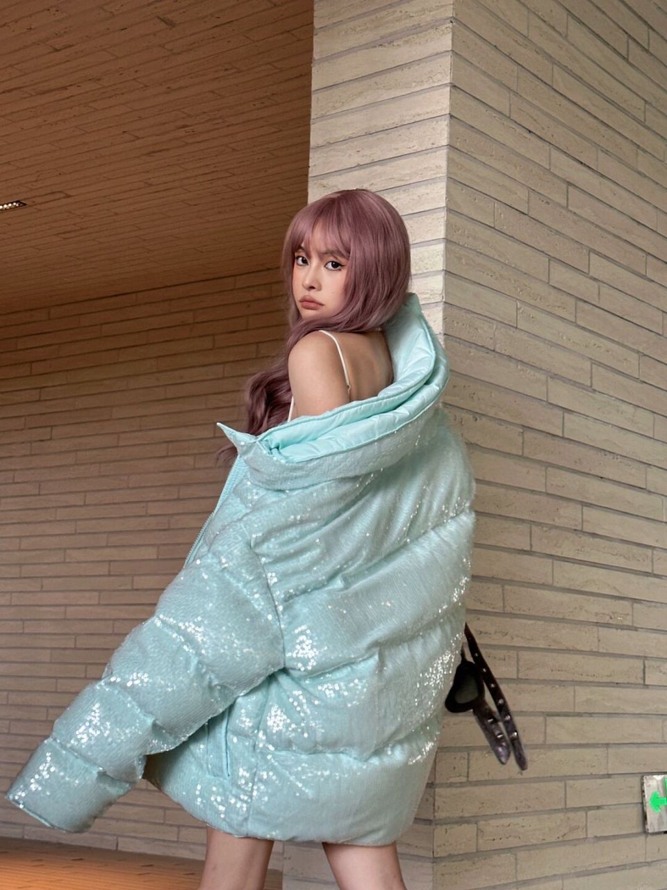 他们说我像美人鱼 拒绝不了bling bling的羽绒服呀 	 太显白了叭 #我