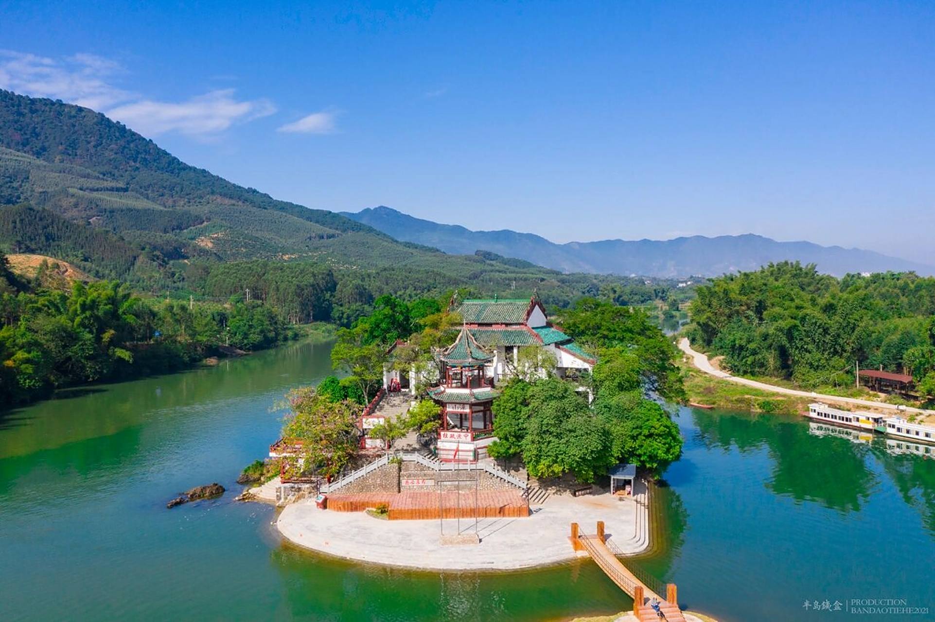 贺州市贺街浮山寺 浮山风景名胜区位于贺街镇临,贺两江交汇处.