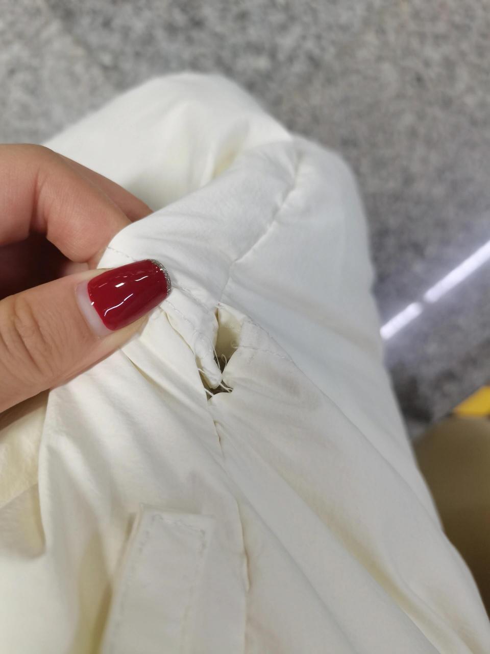 万达广场里的in shop店铺买的,当时买了这件羽绒服 一条牛仔裤,花了