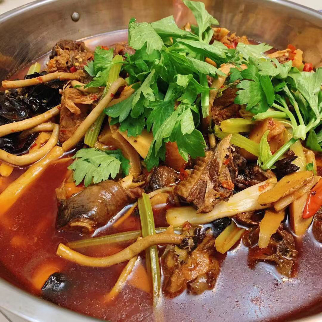 9215秘制干锅鸭 丨配料超丰富 还可以烫火锅 今天给大家准备了一