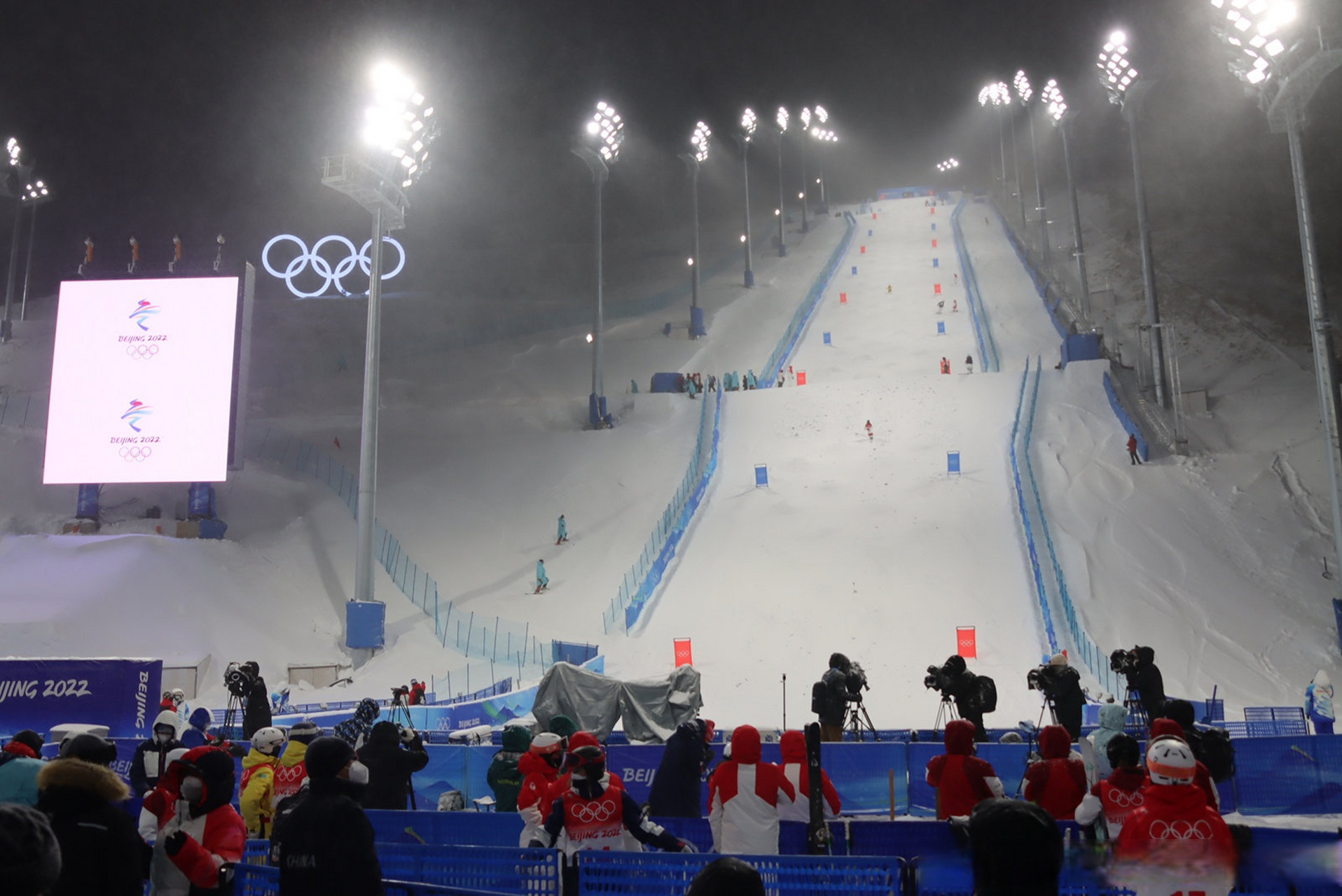 1月30日,北京冬奥会张家口赛区云顶滑雪公园正式迎来参赛运动员踏上雪