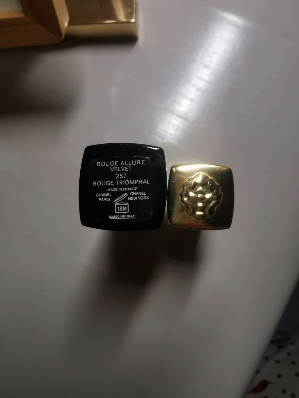 香奈儿狮子限定257号色 之前买了一只狮子257,还买了一只普通装的57.