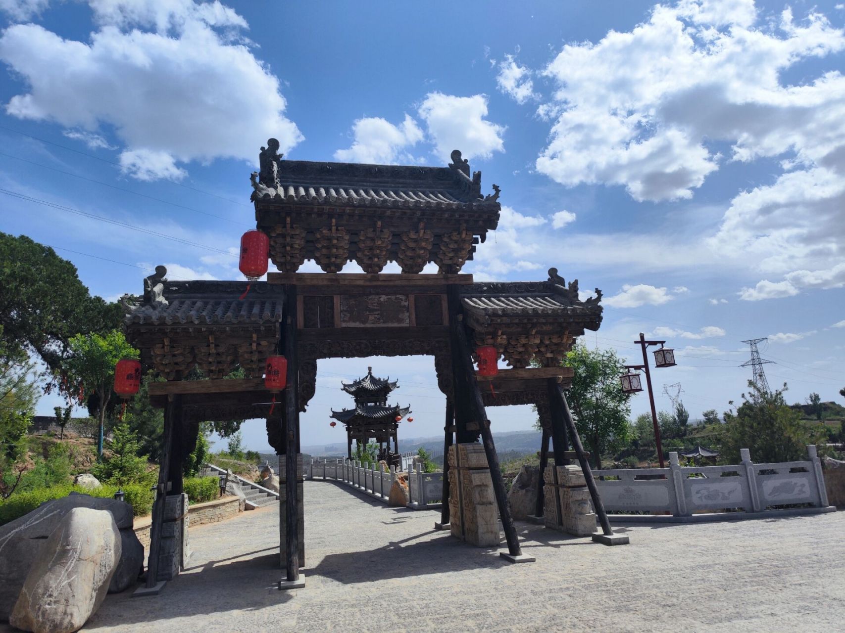 神木杨家城 神木杨家城,又名麟州故城,始建于唐代,历史悠久,是古代