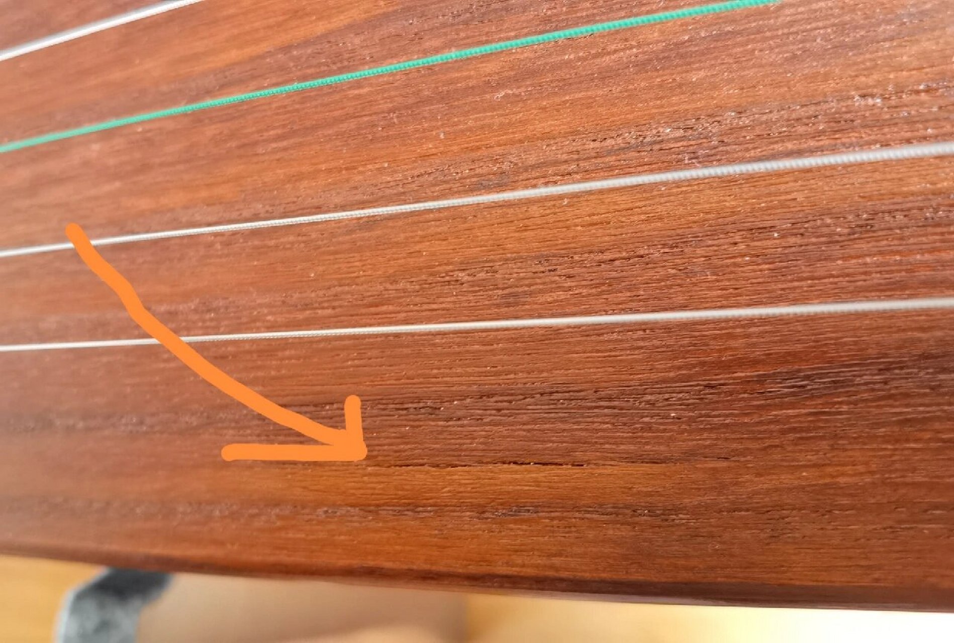 请教这样的古筝面板裂纹正常吗?
