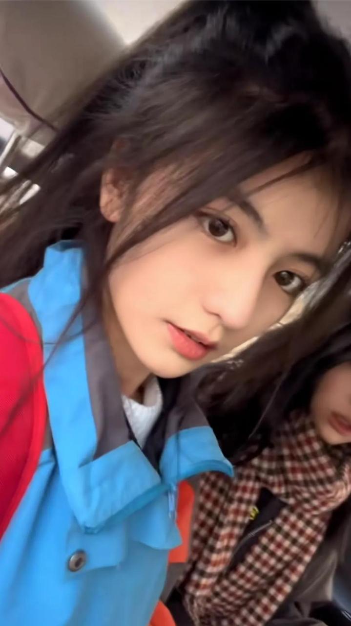又一新疆女生美貌惊艳网友,一头高马尾,拍照干净纯粹,真的很漂亮.