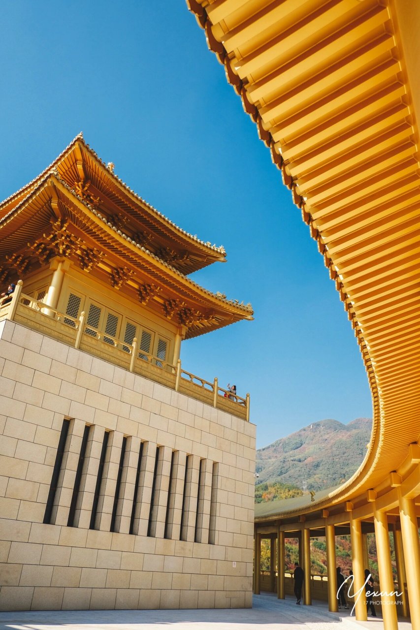 弥勒圣坛开启  仿佛一座黄金造的天空之城 弥勒圣坛位于奉化雪窦山