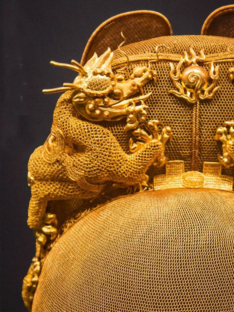 全球仅此一顶:明十三陵定陵出土金丝翼善冠 金翼善冠是定陵出土金丝