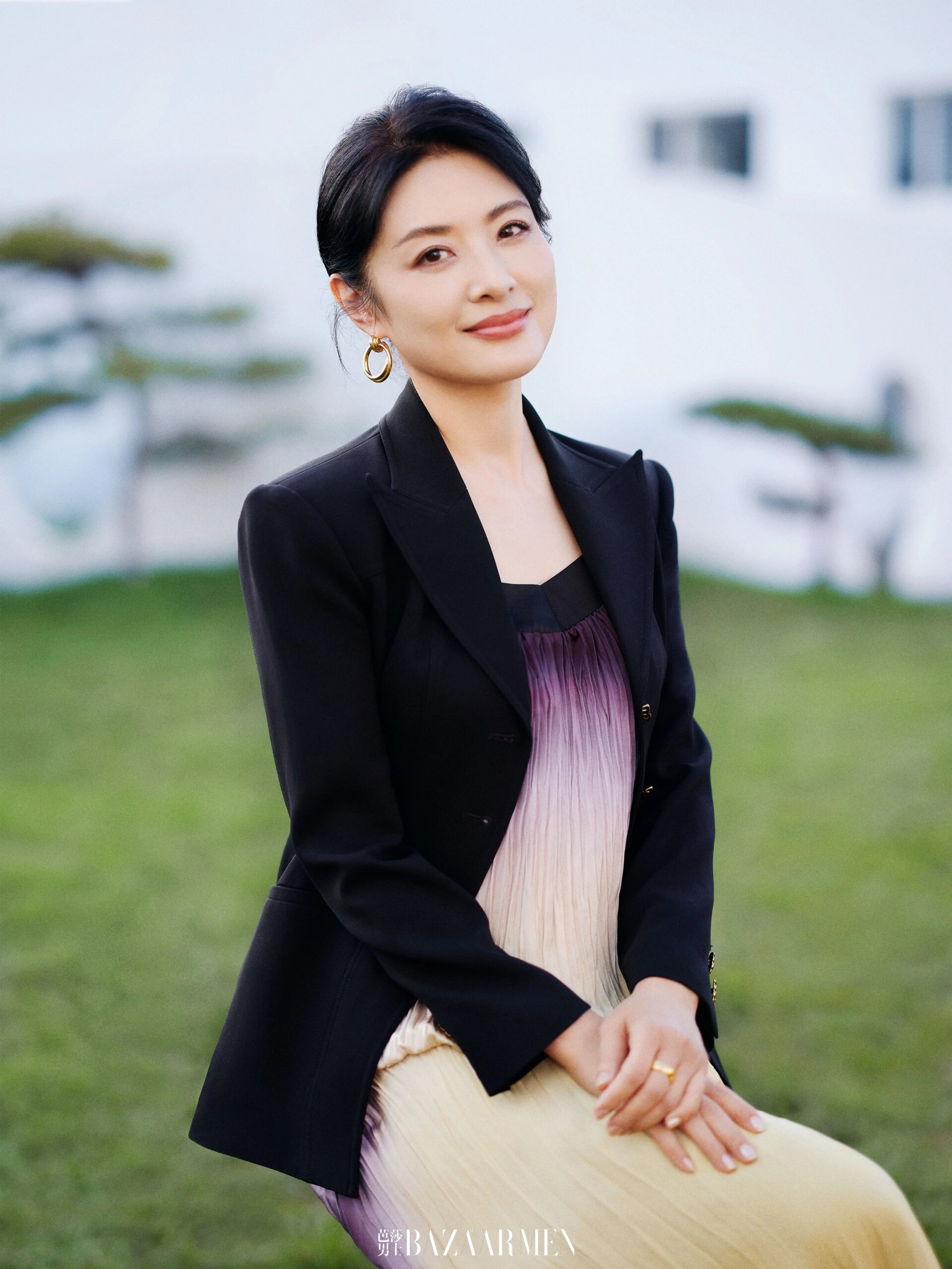 lynee | 央视主持人周涛 惬意前行 in lynee 23aw秀场同款束腰修身