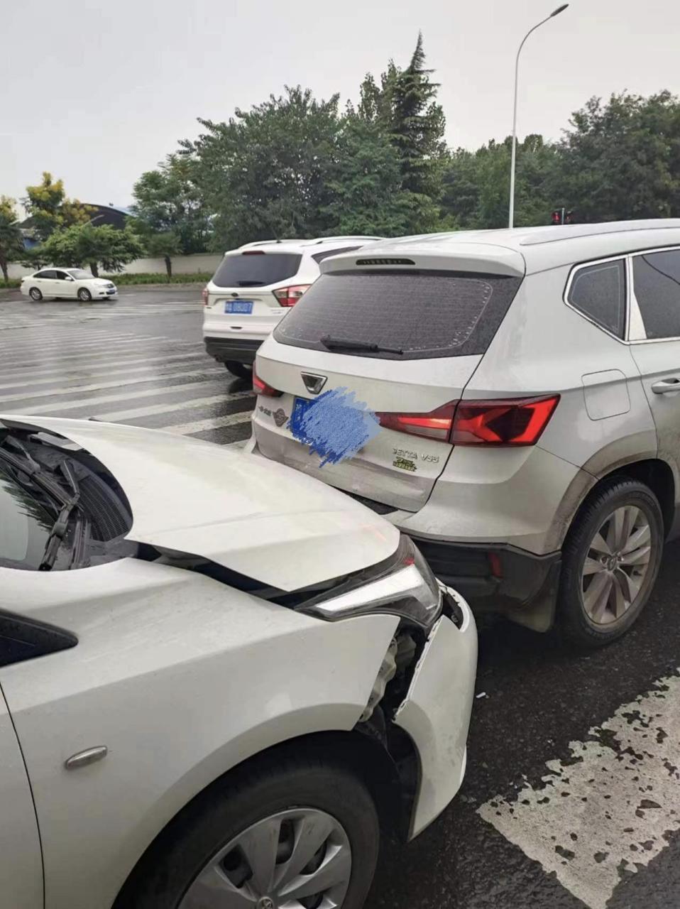 捷达vs5车友在红绿灯处被红色装上白色车辆追尾,结果显而易见.