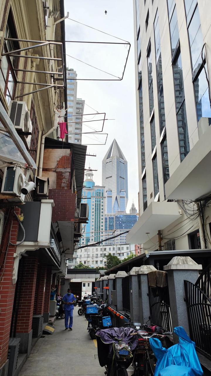 图为上海延安东路1292弄均乐小区,紧靠人民广场,该小区建成于上世纪20