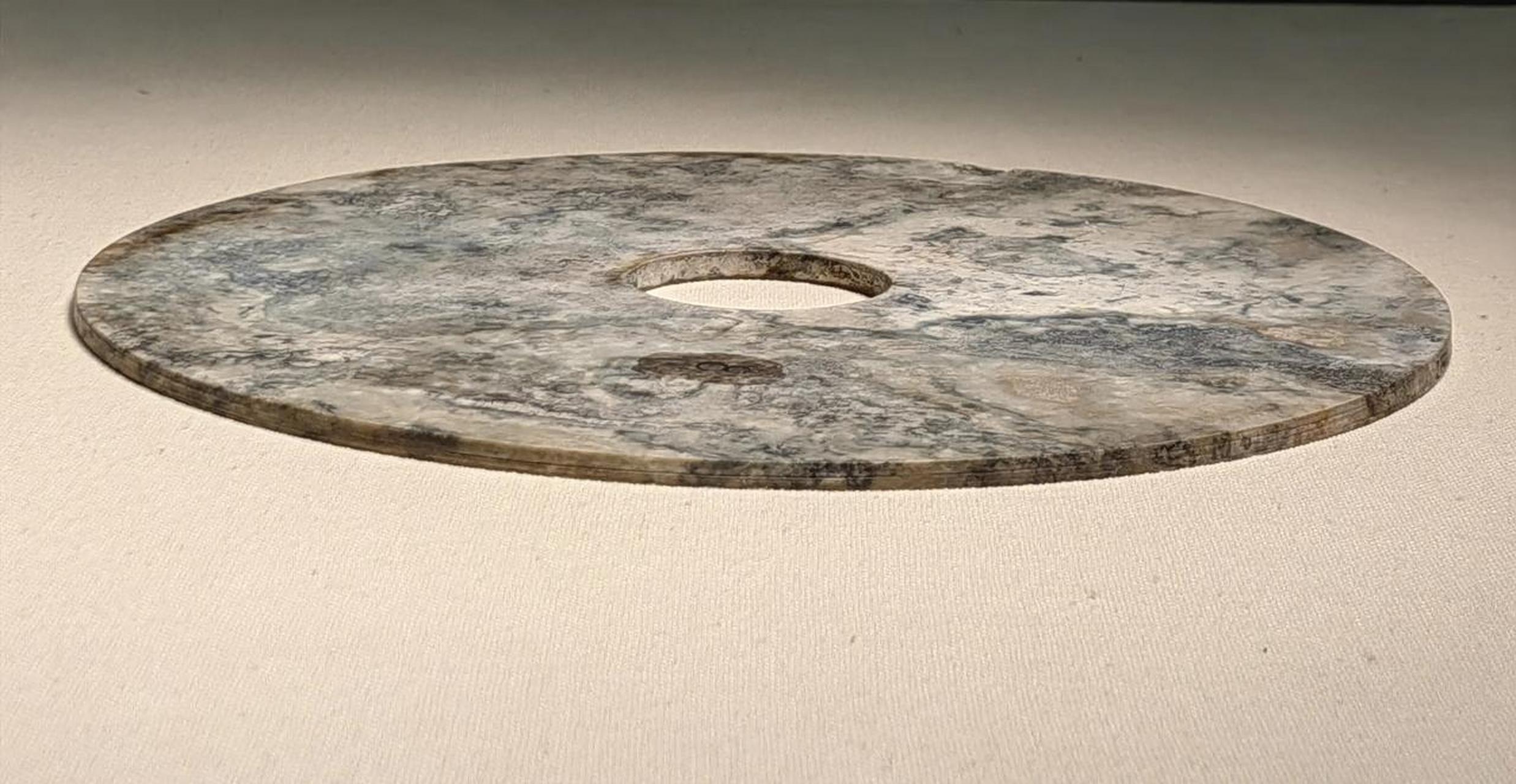 汉代大玉璧的外周,有明显管钻痕迹,能看出倾斜感,可判断制作时正反面.