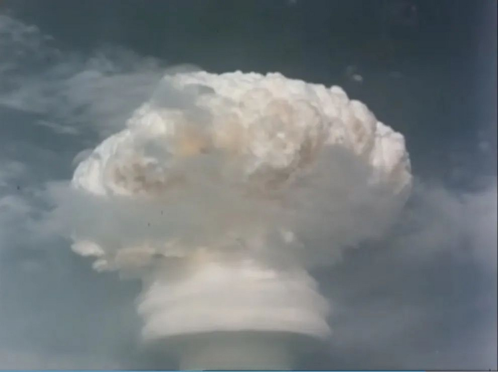 引爆成功】 1967年6月17日,我国自行设计,制造的第一颗氢弹爆炸成功