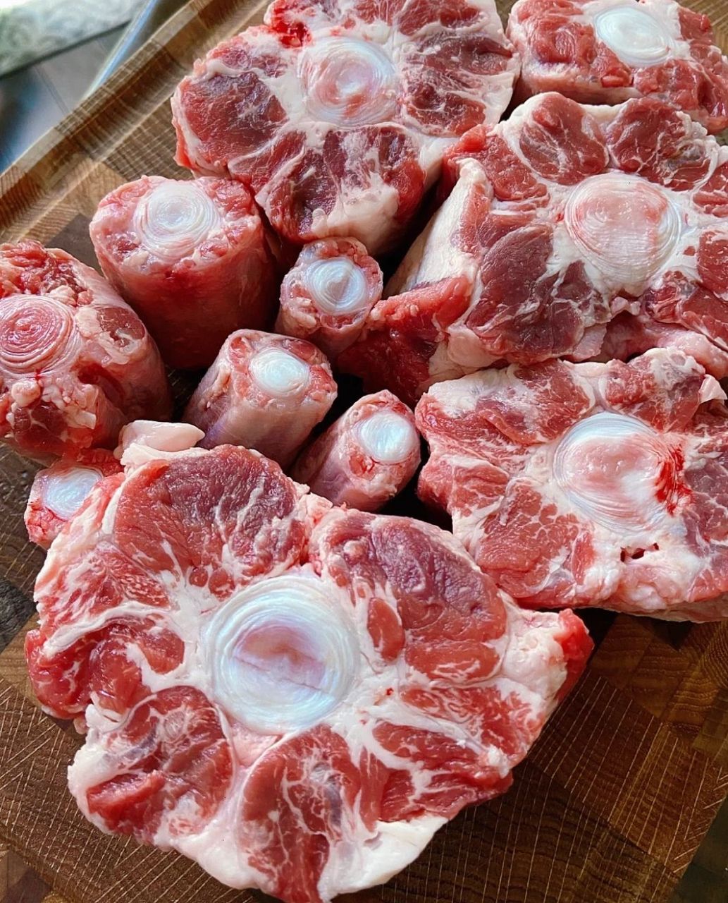 清炖牛尾汤 冬日里一锅清炖的牛尾巴汤真的太鲜美了～ 将牛尾骨净泡水