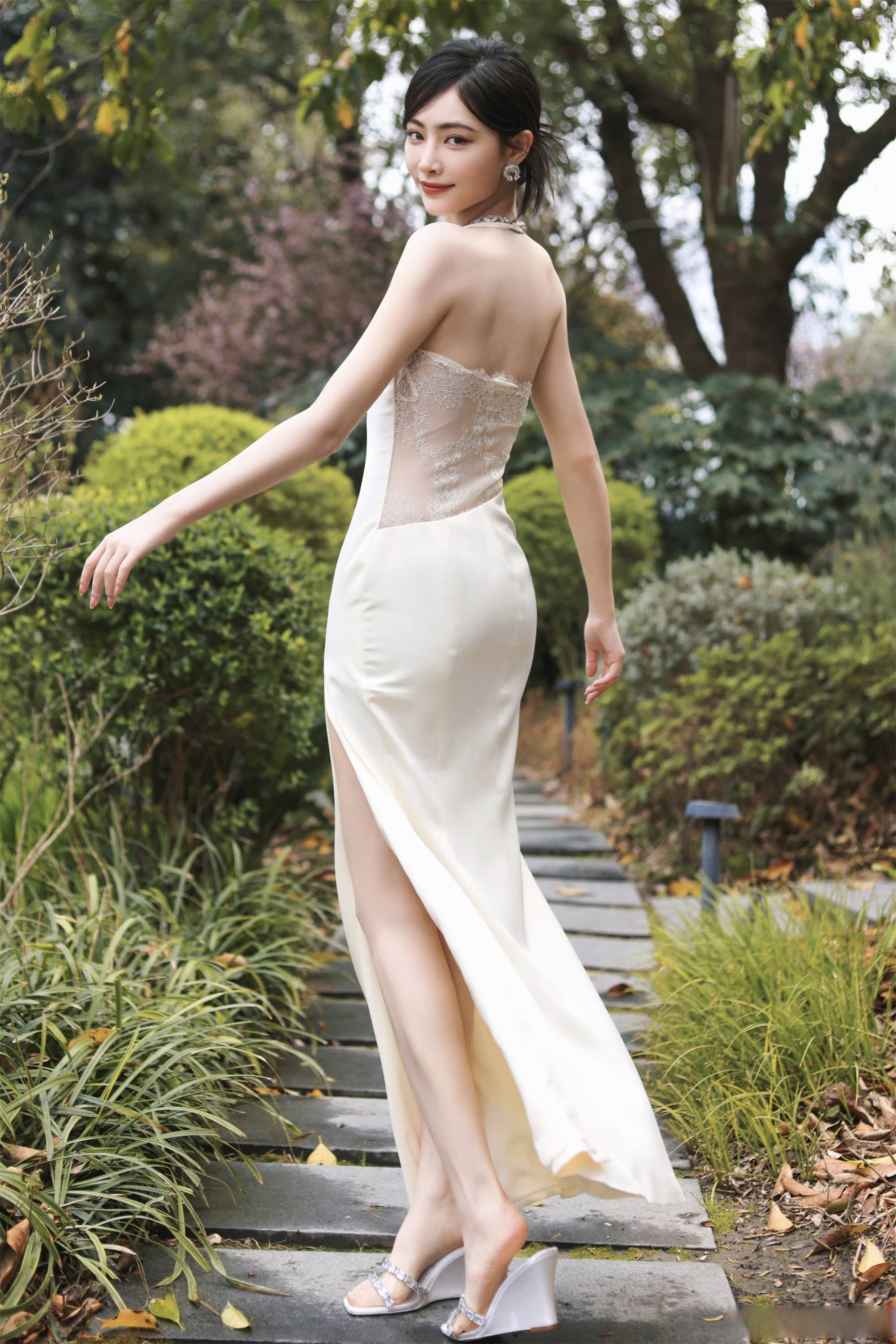 许佳琪看秀吊带白裙造型