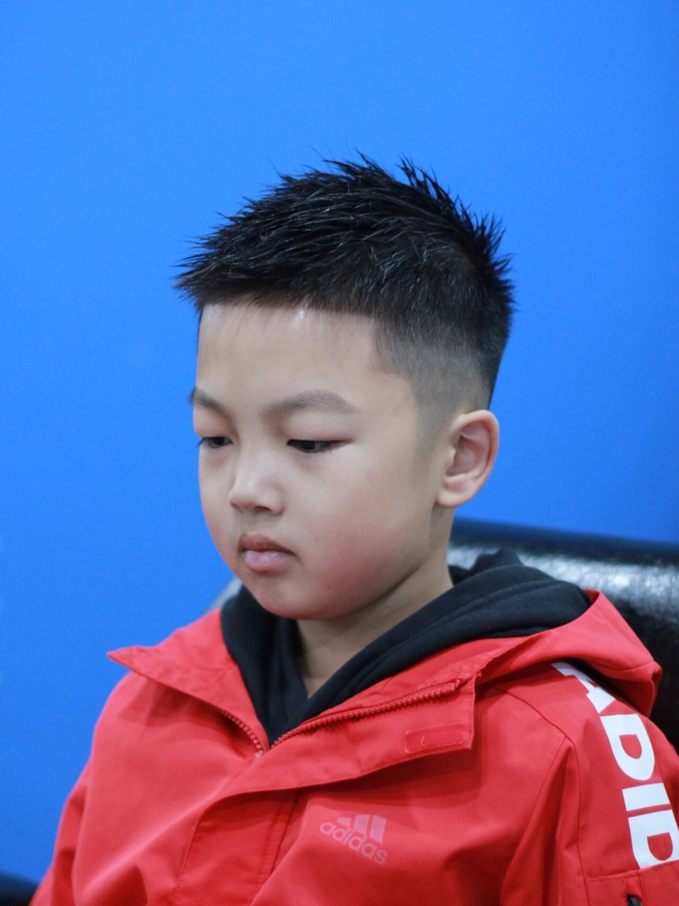 儿童中式栗子头 大多数小男孩都是比较爱运动的,天热的时候就特别容易