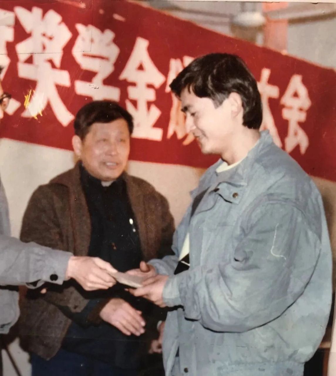 曾梵志年轻就很帅啊