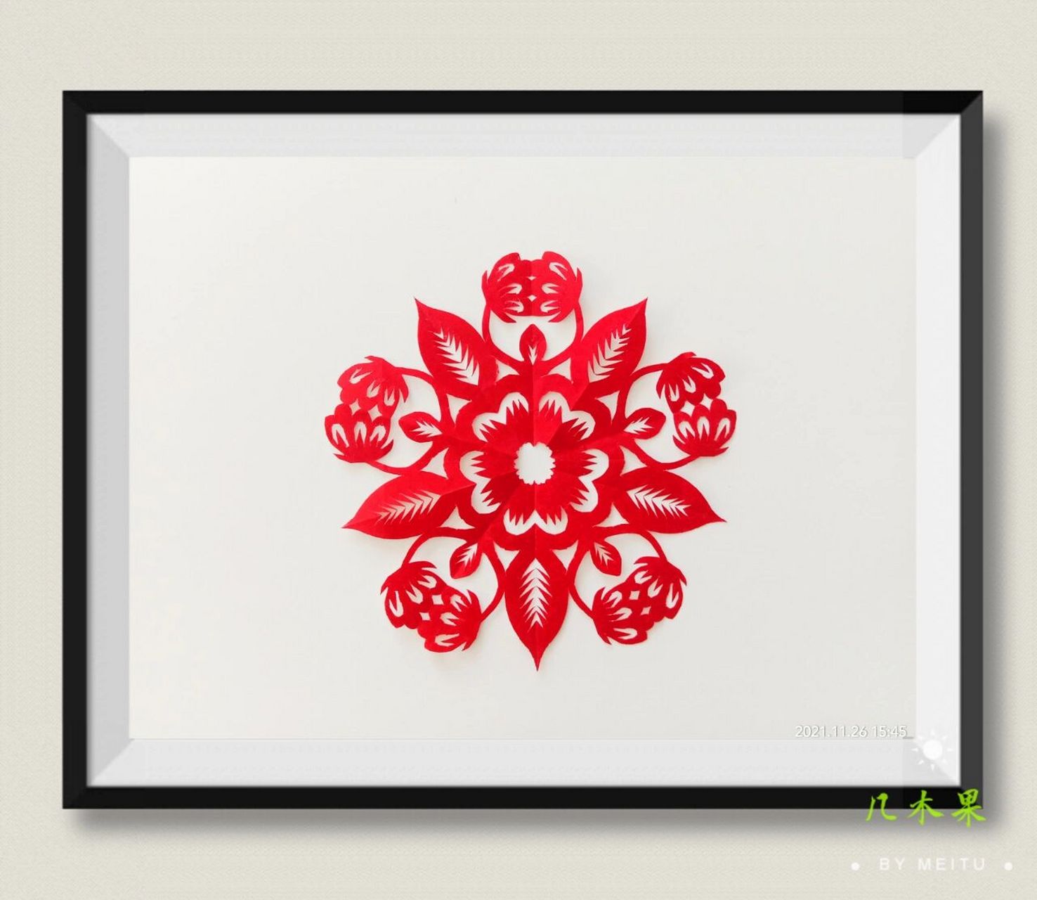 在对角折的基础上,再对折,然后展开.