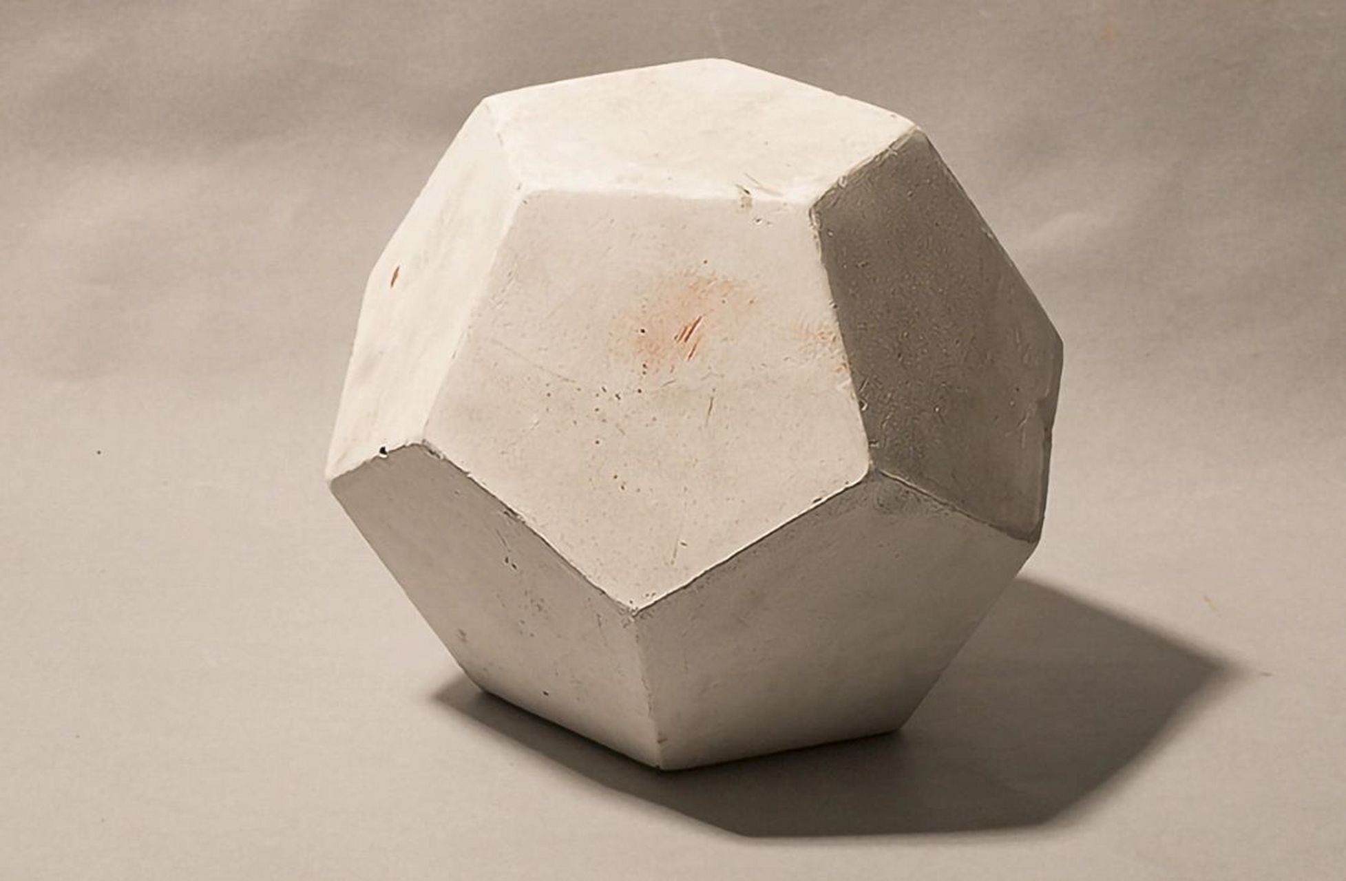 多面体的起形方法,多面体的基本形为五边形,并且多面体是由十二个