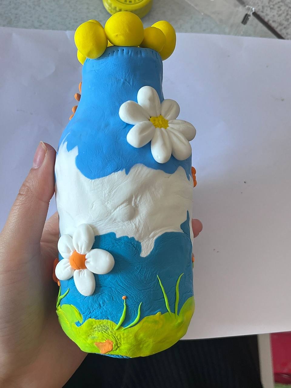 橡皮泥捏捏 家里喝完的玻璃瓶不要扔,他可以成为你的一个小小的花靠