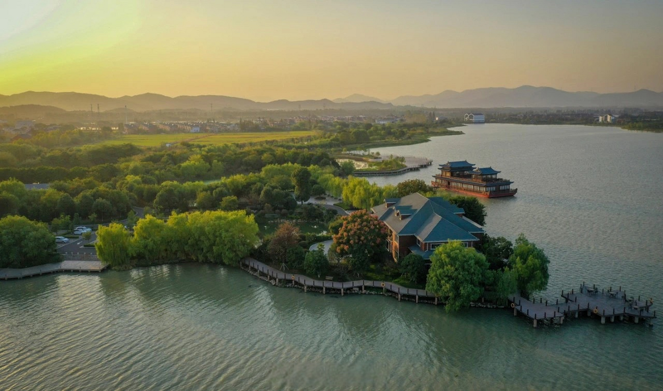 德清县气象台5月7日16时发布的天气预报: 今天夜里多云到阴,明天阴转