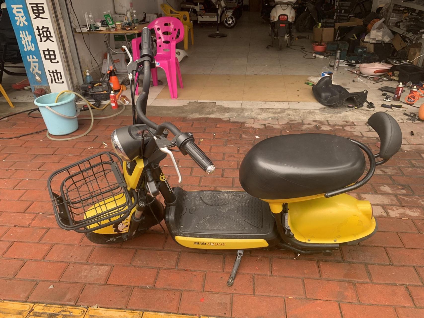 精品二手雅迪蛋蛋车,配48v12a四个小电池,九成新配充电器.