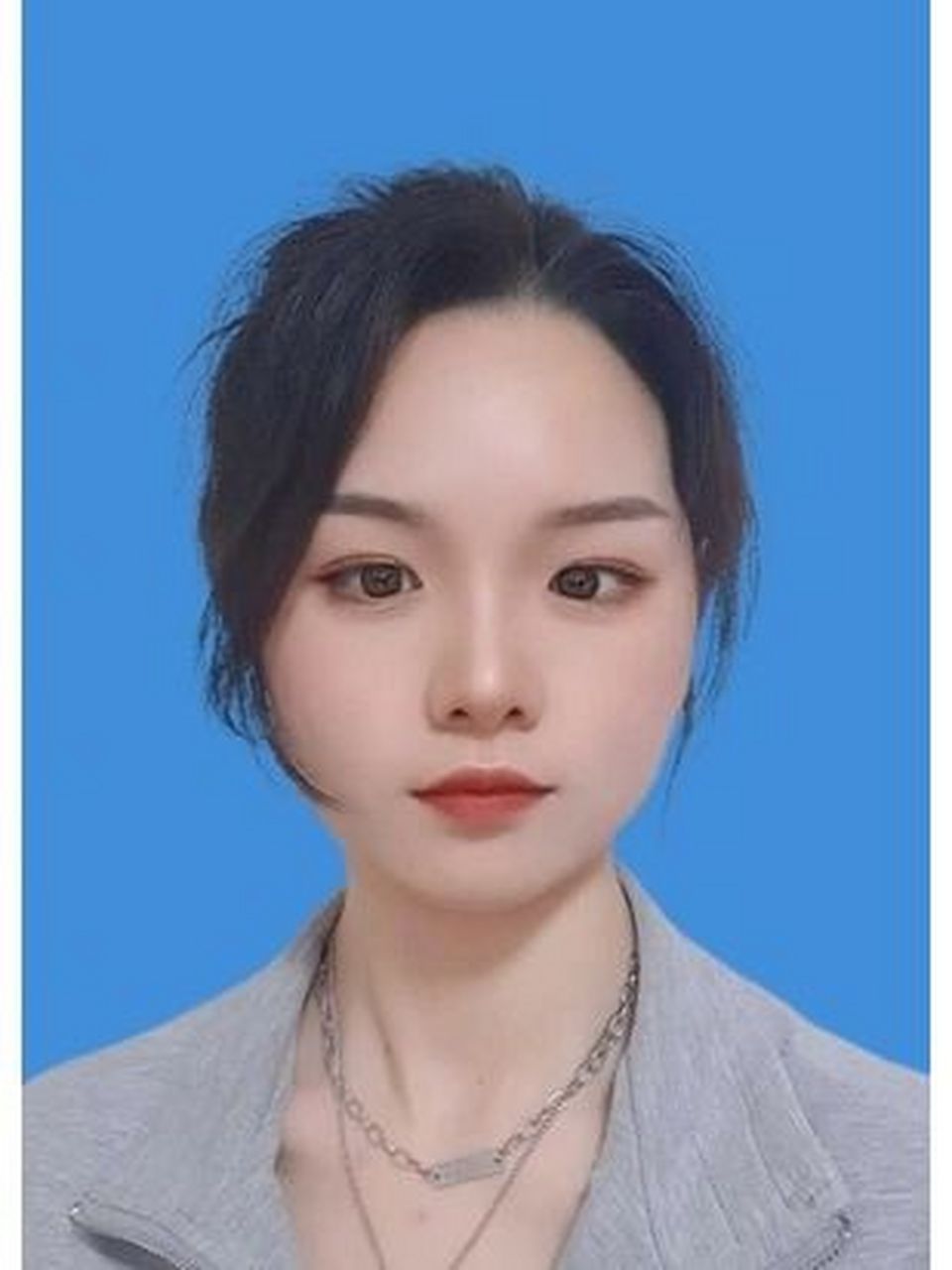 最近天气太热了懒得出门拍,那种专门拍证件照的照相馆拍出来不能修图