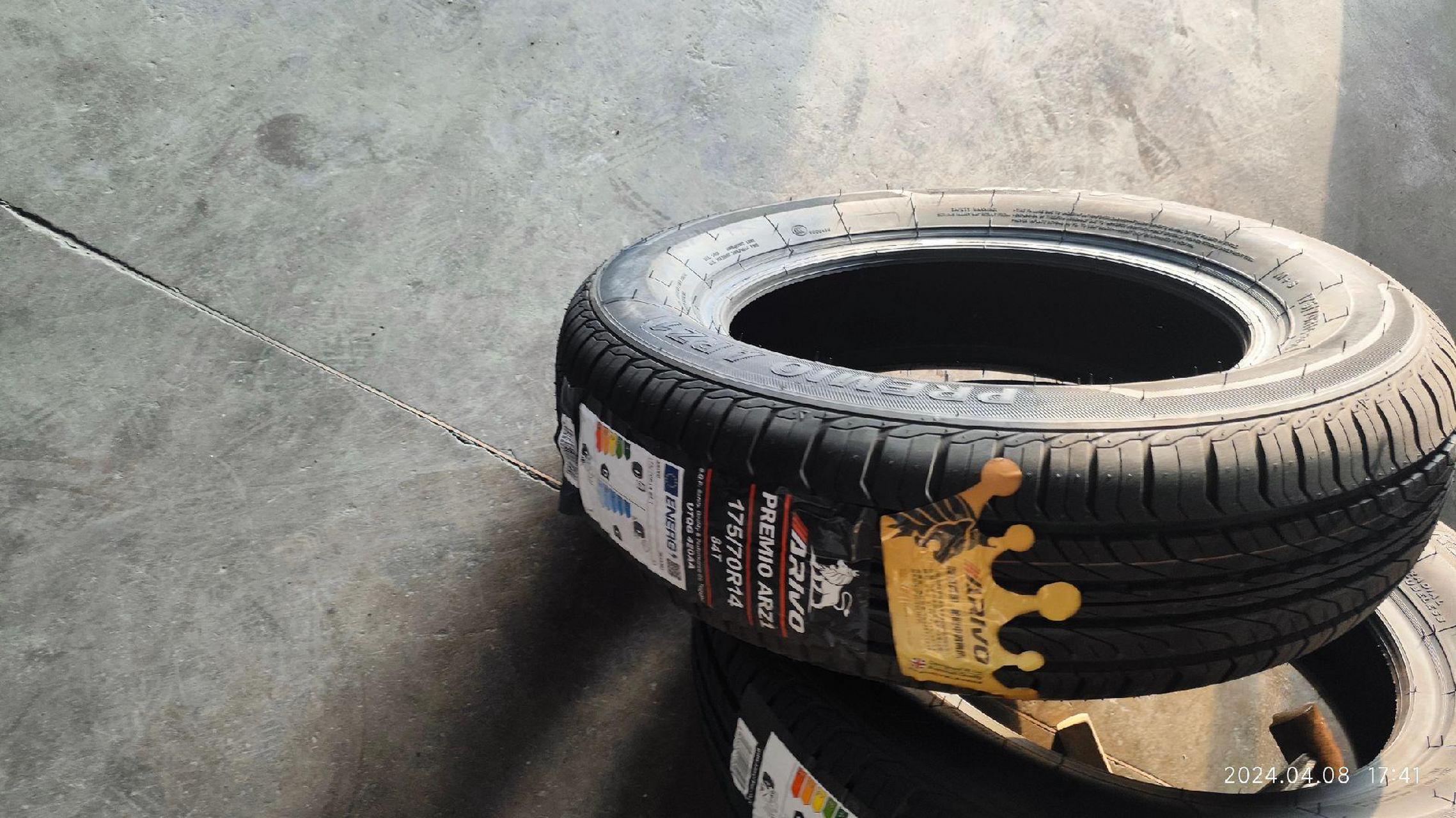 为大众桑塔纳汽车右前轮更换英国狮王轮胎(arz1花纹)175/70r14一1条走