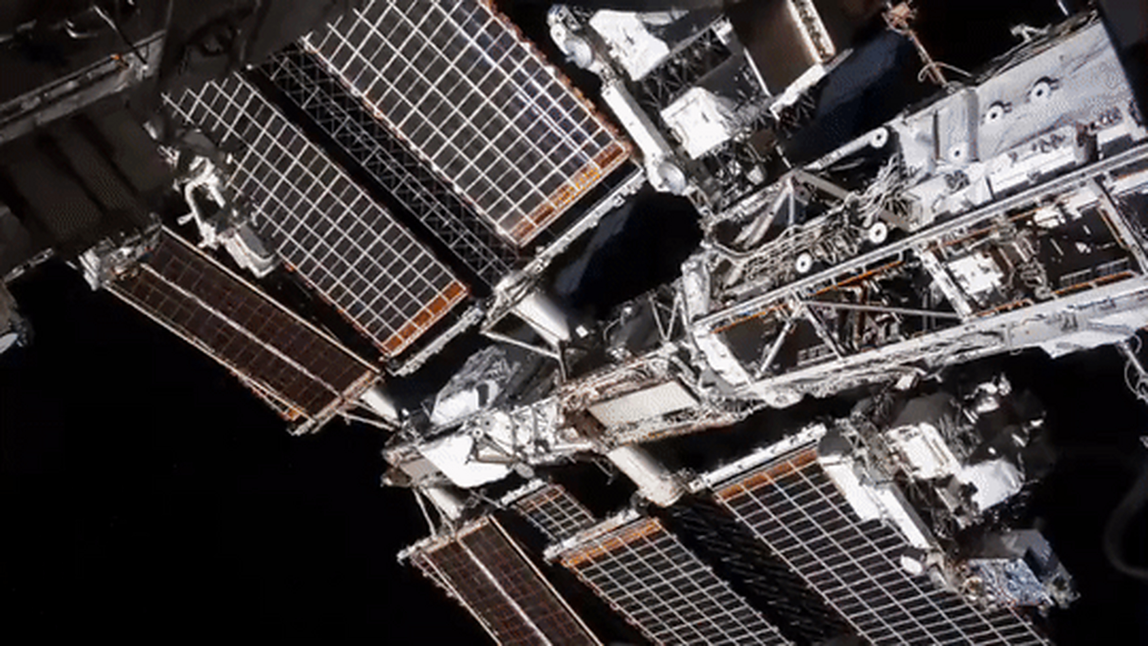 空间站太阳能帆板逐日. 画面很科幻.