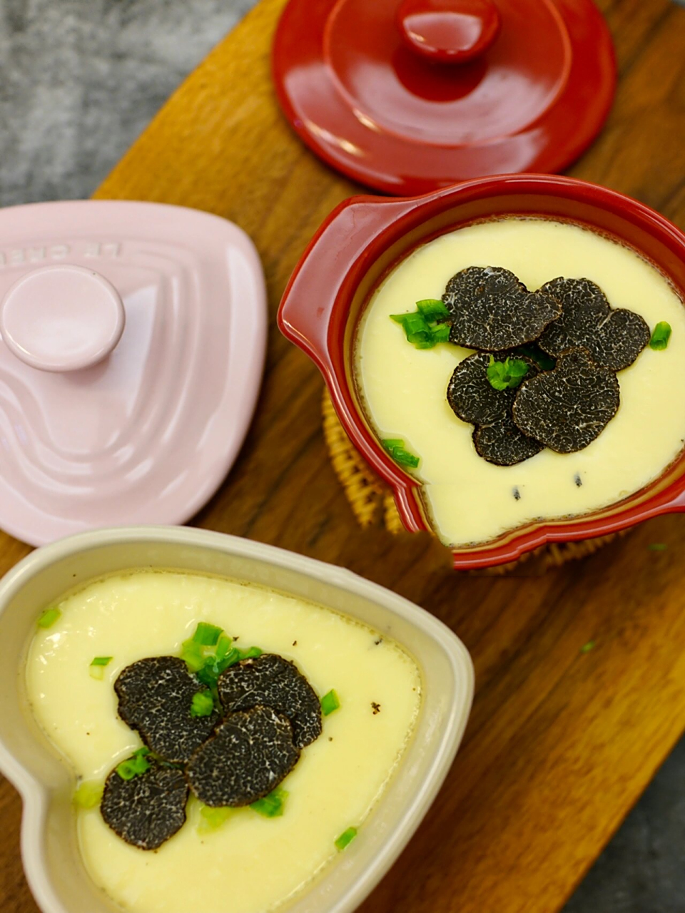 黑松露蒸蛋 11566取黑松露一部分切薄片,一部分擦碎 21566两