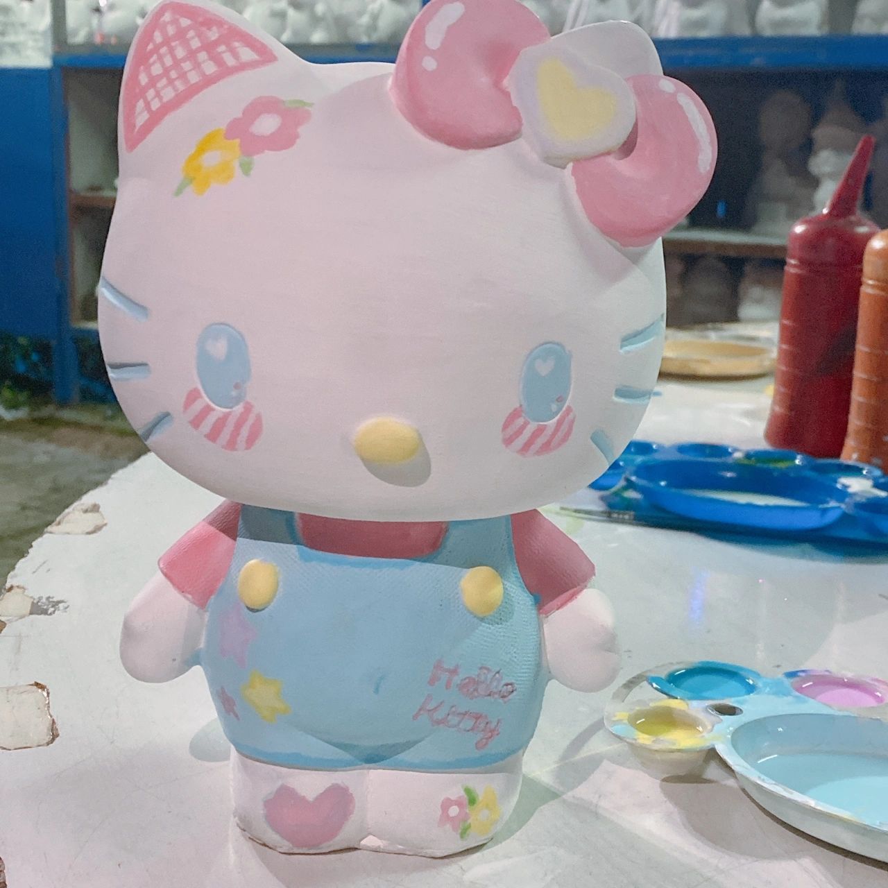 石膏涂色 kitty猫太适合粉粉嫩嫩的配色啦 耗时两个小时在广场涂的kt