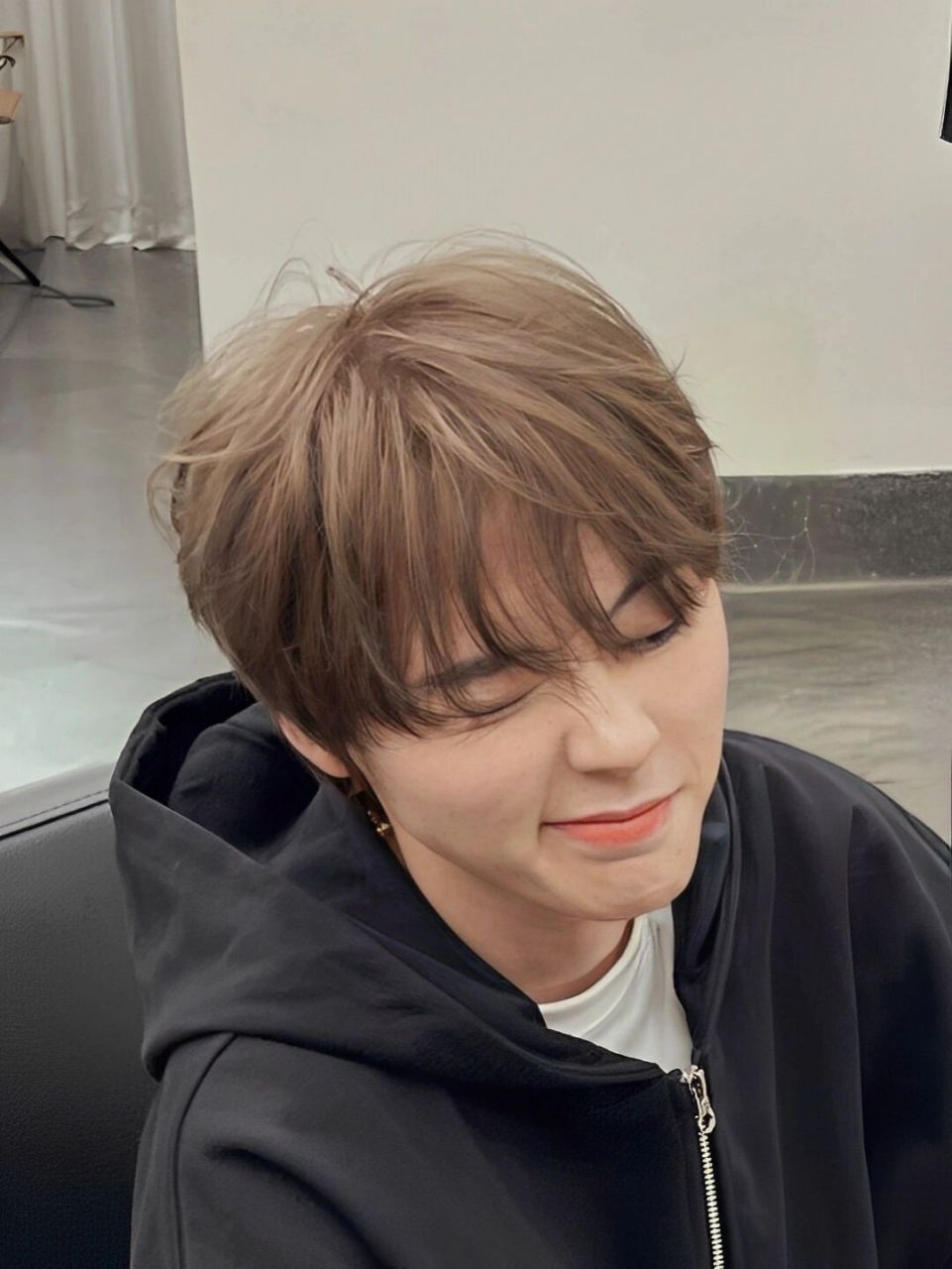 0101真的很显白而且奶茶灰介于白和棕色之间不会很 突兀又品得很