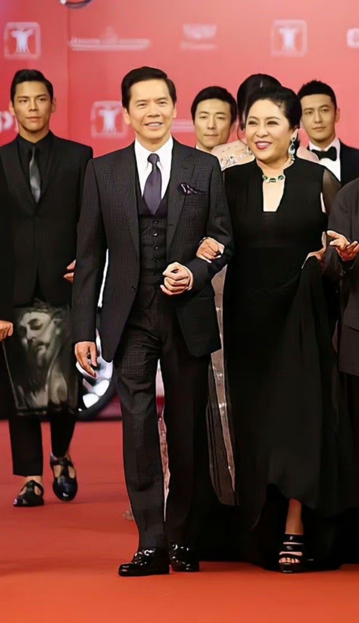 向华强三十年前后对比# 很想知道向华强年轻时有没有参与过江湖上的