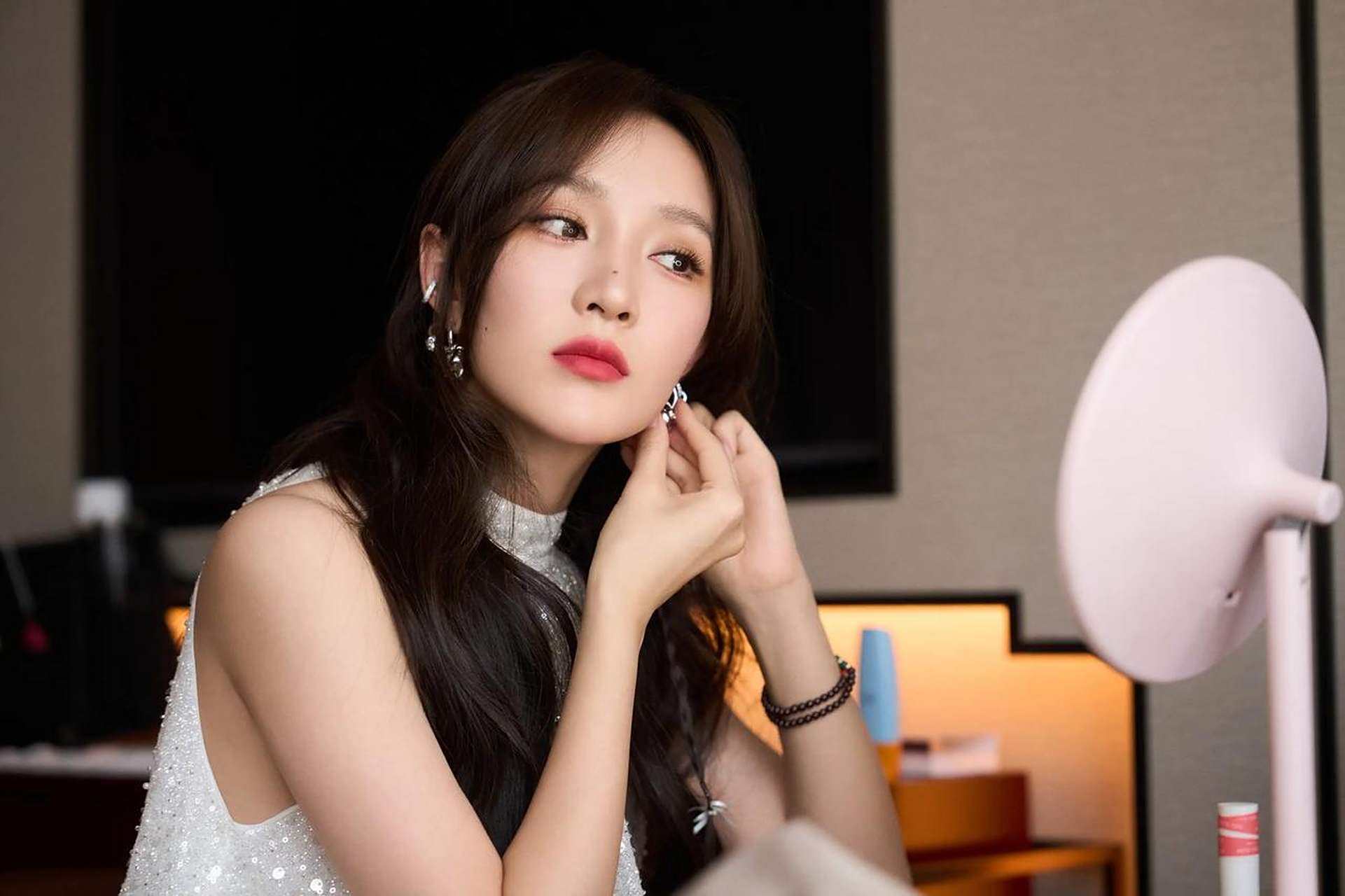 孟佳白色羽毛连衣裙,真是太惊艳了!