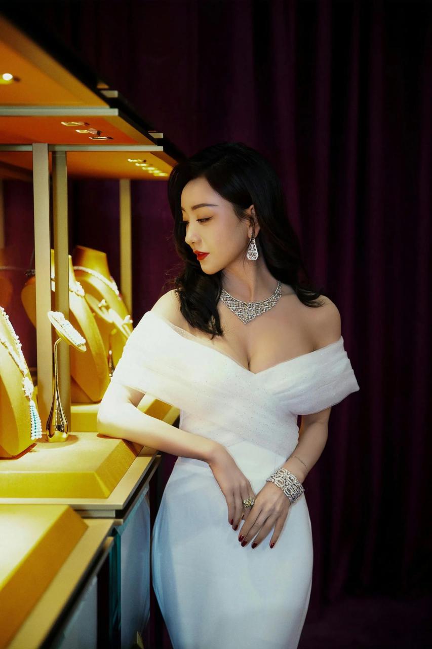 作为前前前辈的杨蓉 多大了,知道吗? 90后的都不认识了吧!