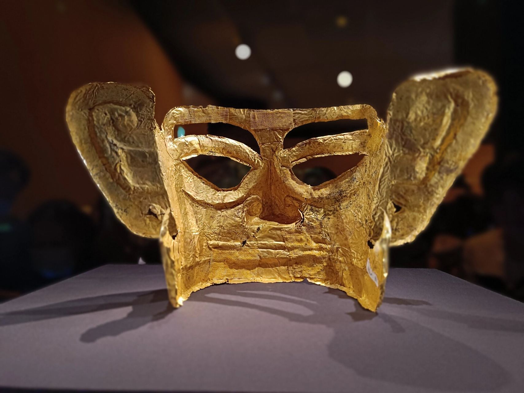 香港故宫,三星堆十件金面罩中最大一件 此金面罩是三星堆目前已发现的