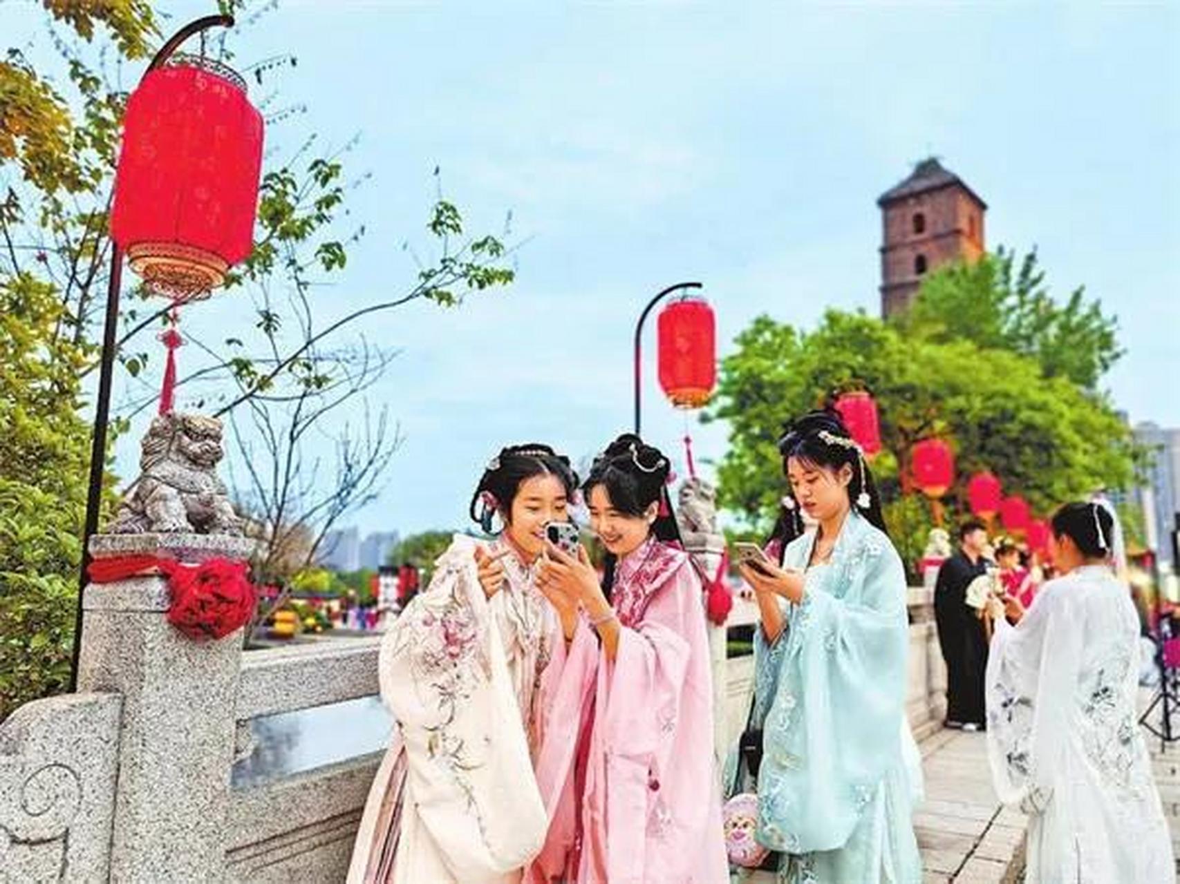 菏泽牡丹园凉皮事件与洛阳牡丹节汉服热 每年4月牡丹盛开,洛阳牡丹节