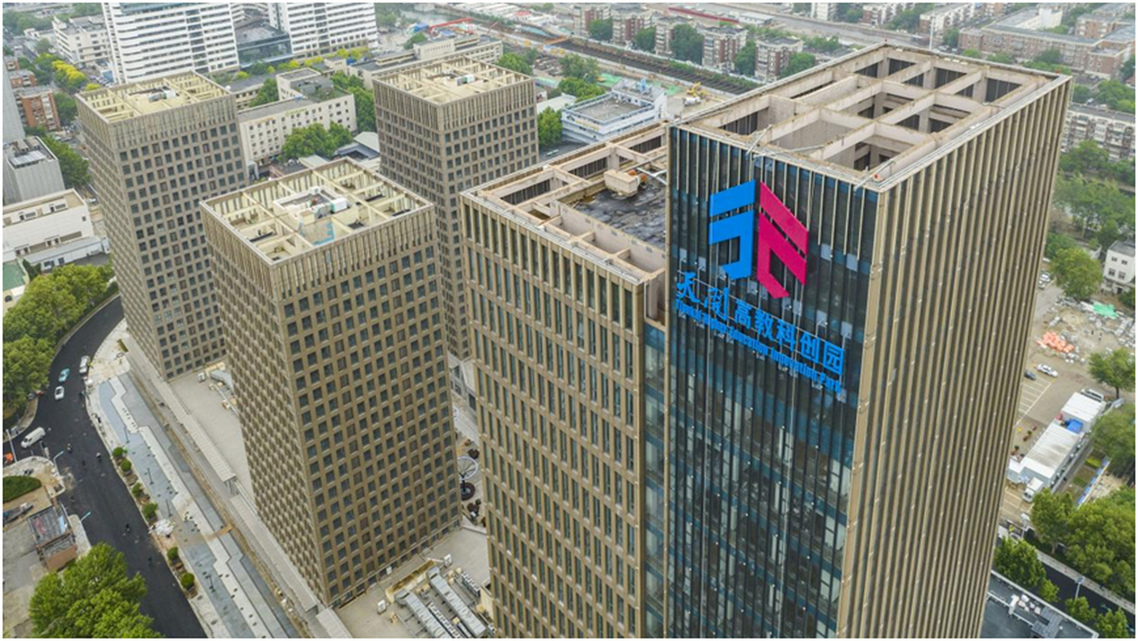 5月5日,天津科技广场东西两侧楼体外的天