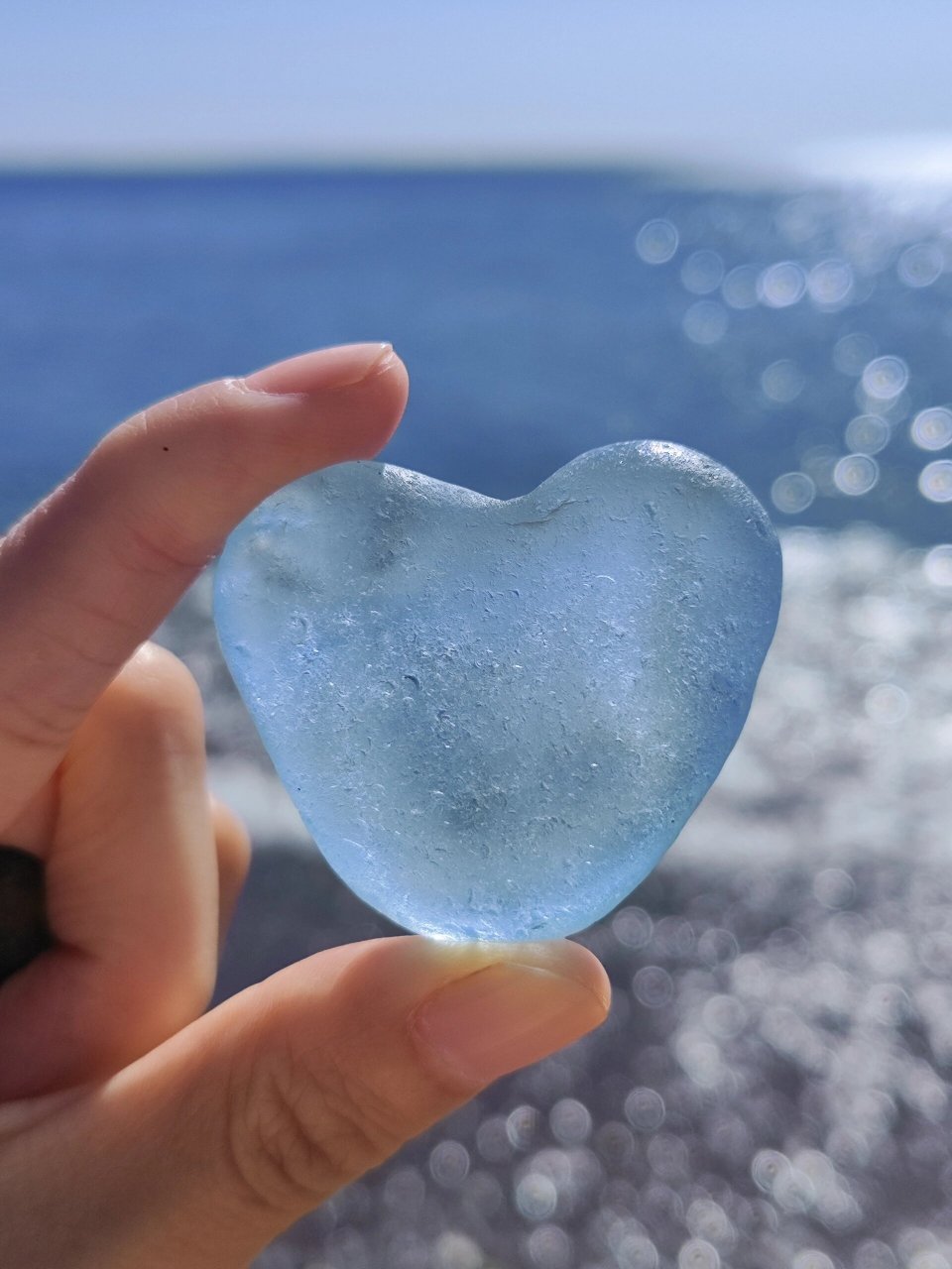 海参崴的玻璃海滩,海水非常清澈,海滩都是玻璃,被海浪拍打冲刷得很