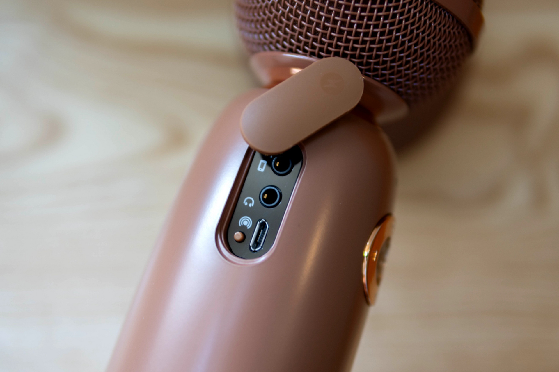 唱吧精灵麦克风q3的颜值非常非常的q萌,一共有三种版本,分别是布朗熊