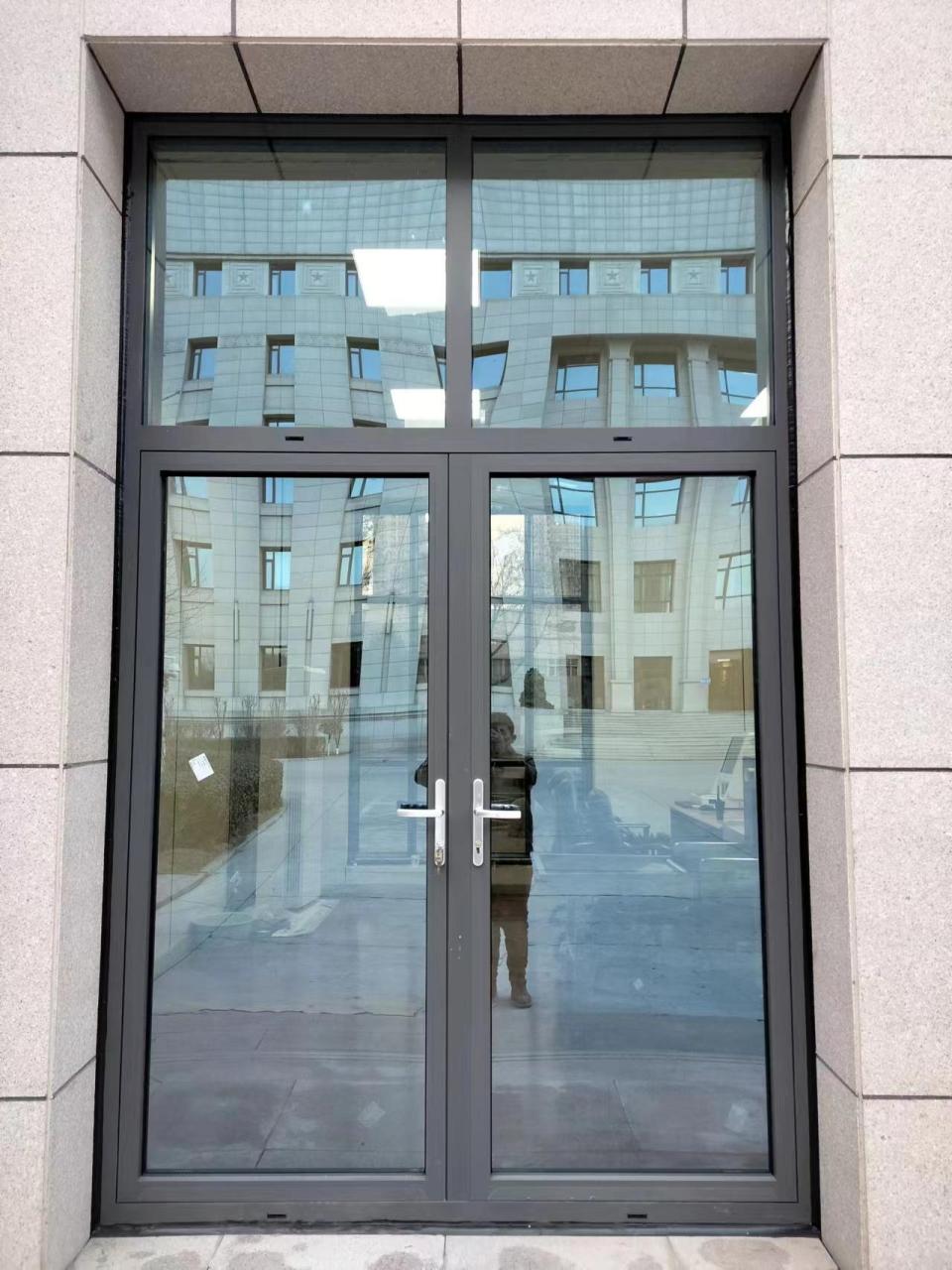 福特蓝镀膜玻璃还是很漂亮的