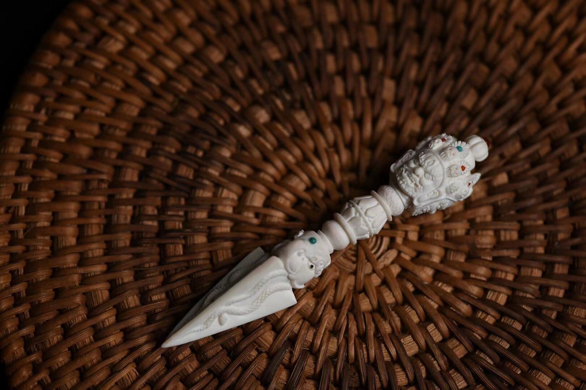 猛犸——降魔杵 此猛犸降魔杵全品为猛犸牙雕刻而成,雕刻精美,工艺