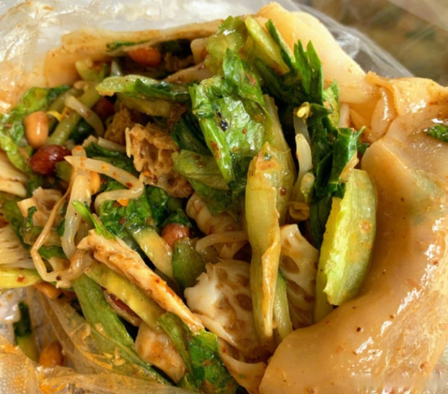 [馋嘴]】卷凉皮,大多数河南人公认的是濮阳特色,很多人也叫它"裹凉皮"