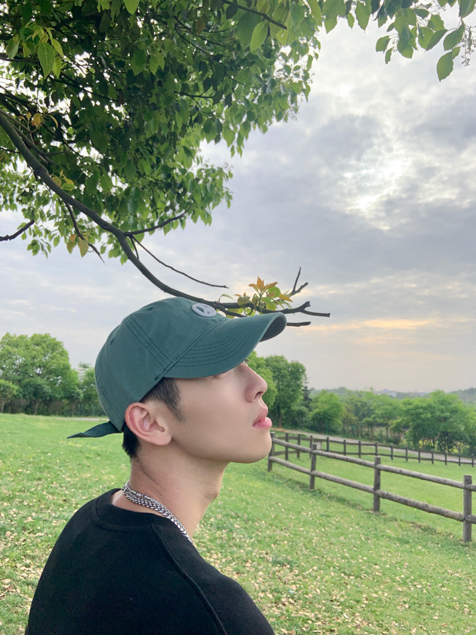 男生戴帽子拍照技巧♂「私藏鸭舌帽分享」 第一次分享,这组照片是上个