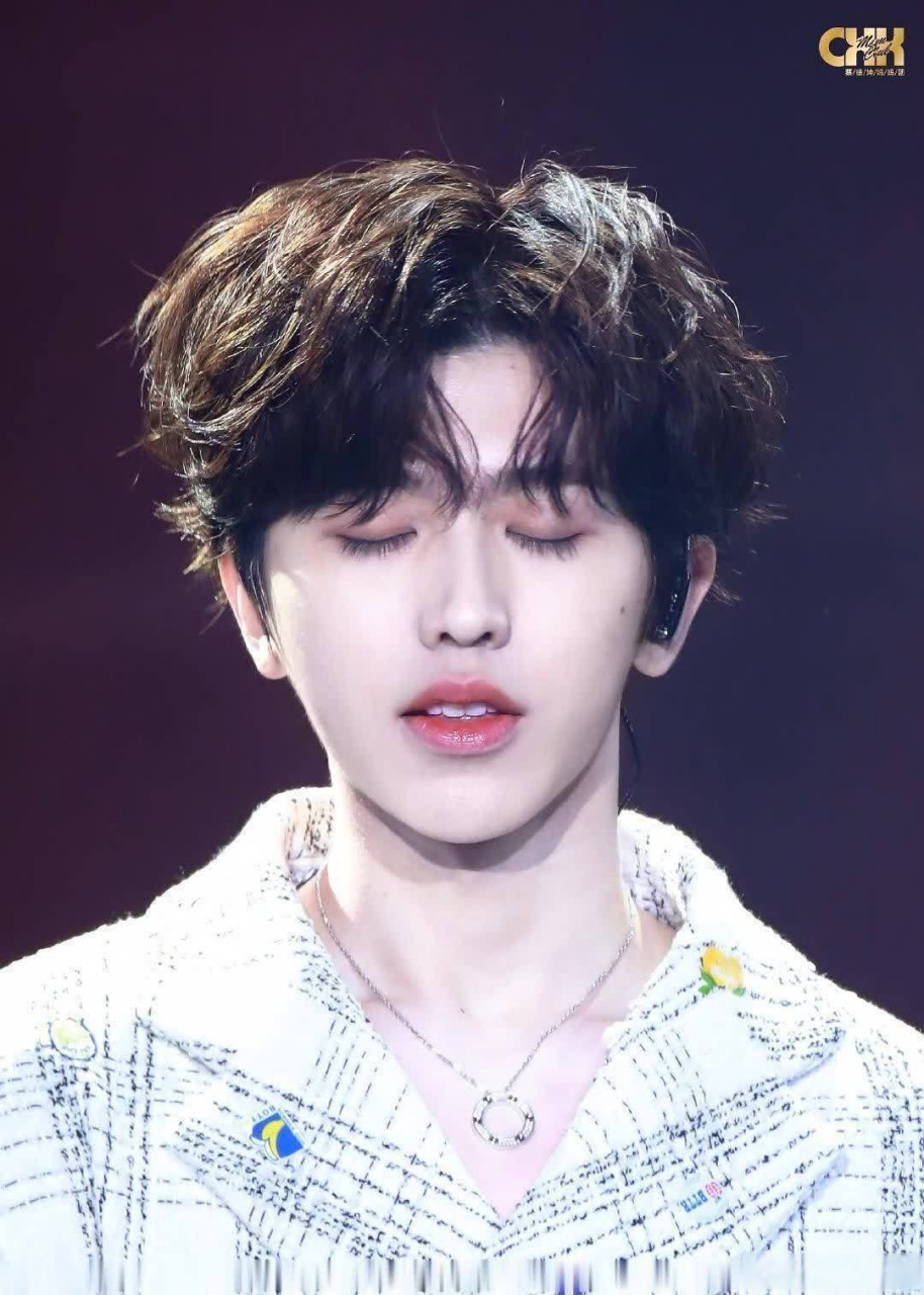 蔡徐坤真的就是睫毛精吧,闭上眼这睫毛真的过于浓密过于长了,好好看的