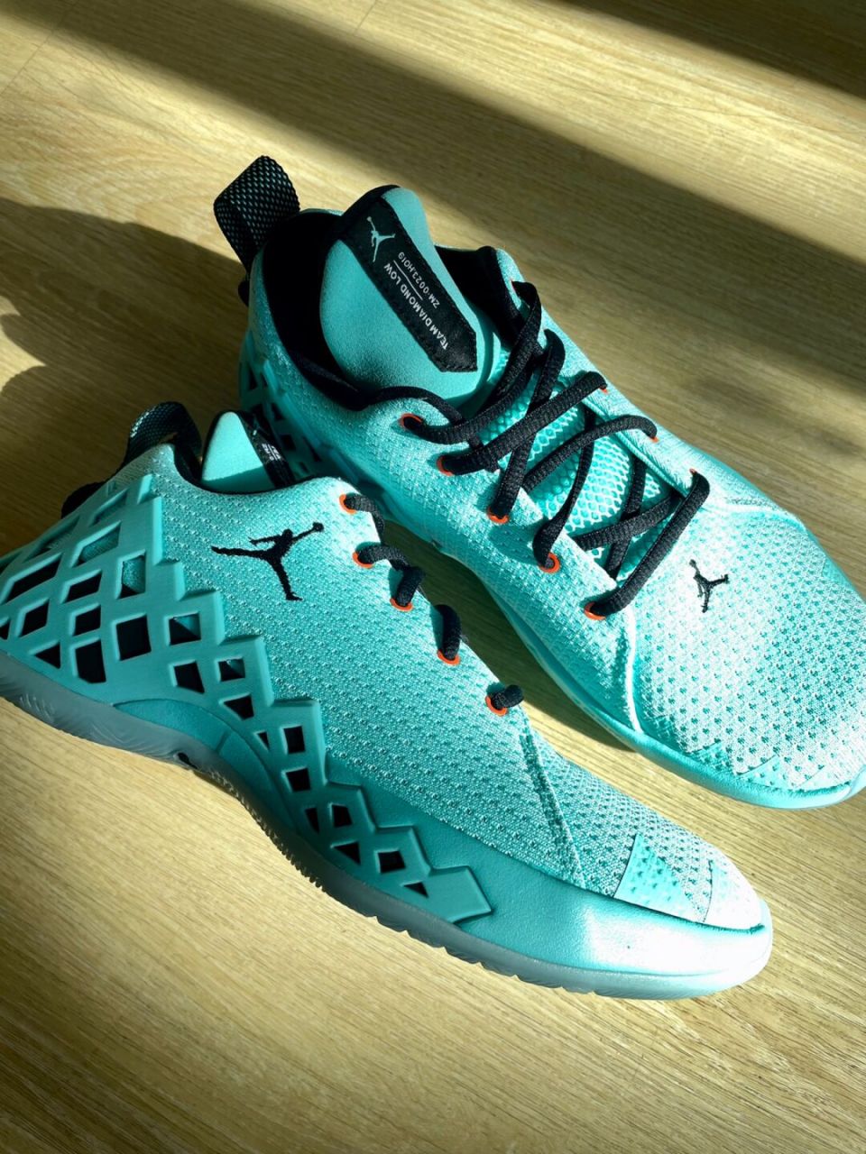 78jumpman diamond78 但是个人还是觉得白色更帅hhhh～ 	 #鞋控的