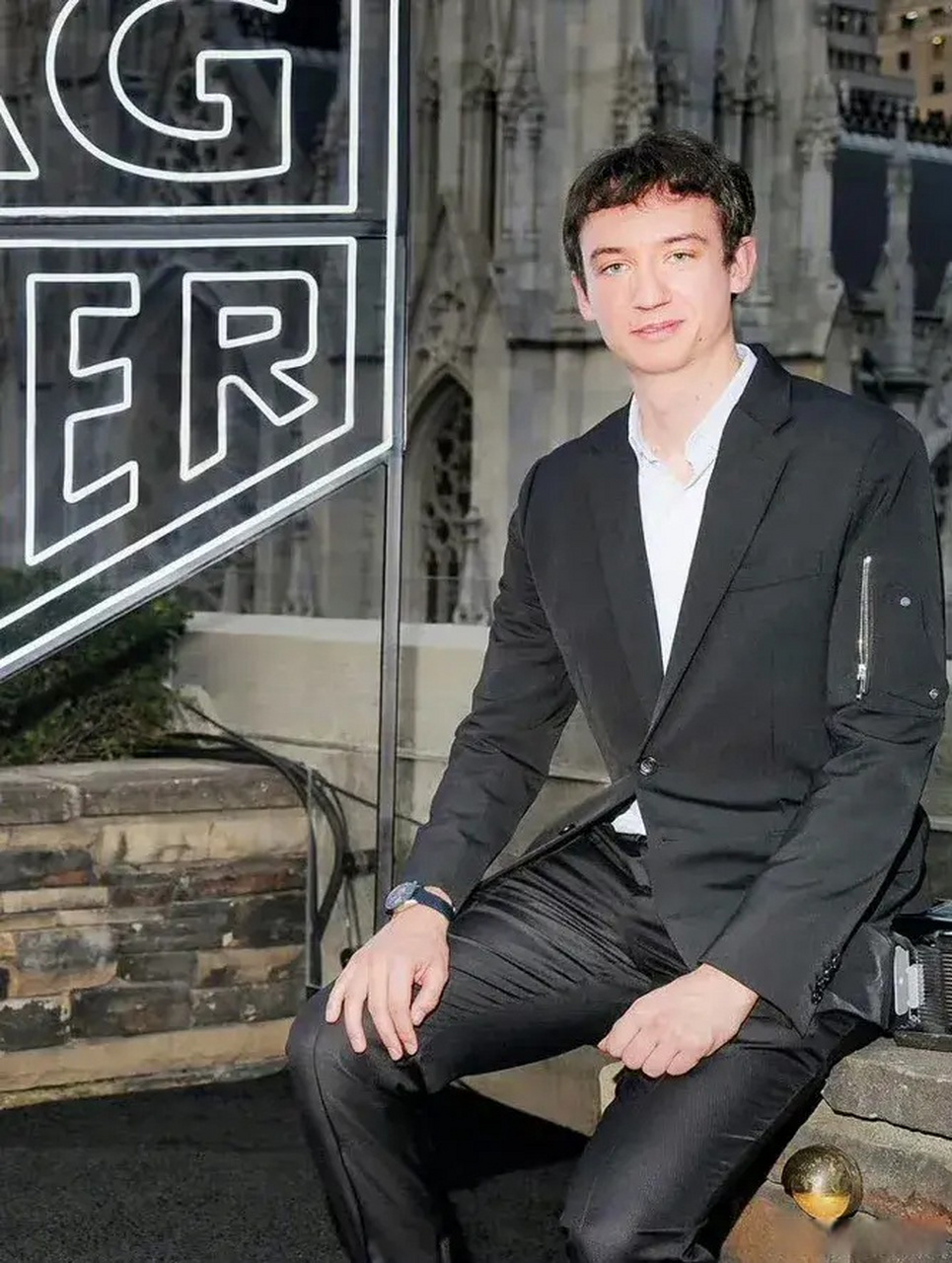 用显微镜上网的网友发现lisa发的ins,出现了和绯闻男友lv三公子同样的