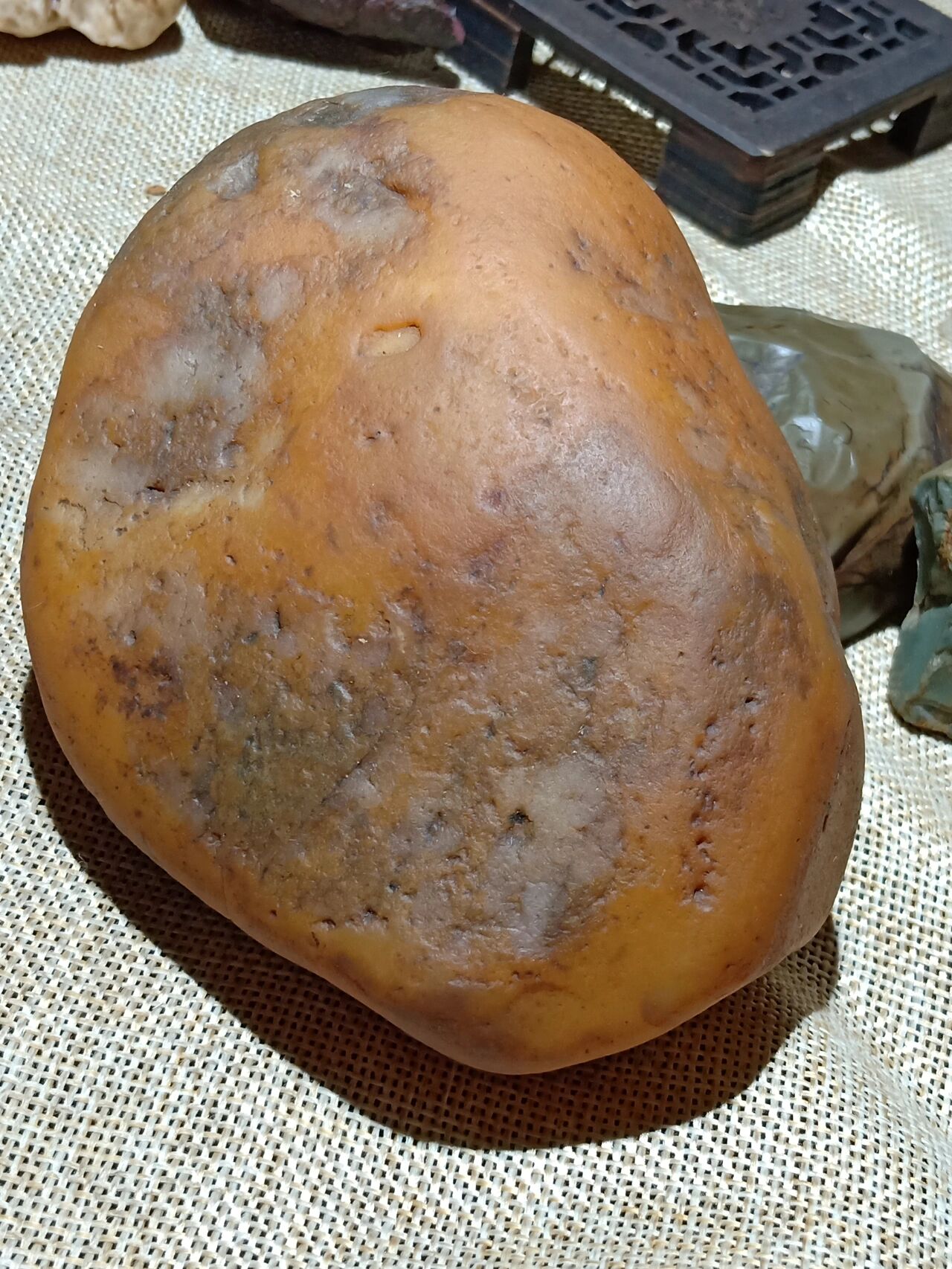 戈壁滩上的沙漠漆原石就是这种样子