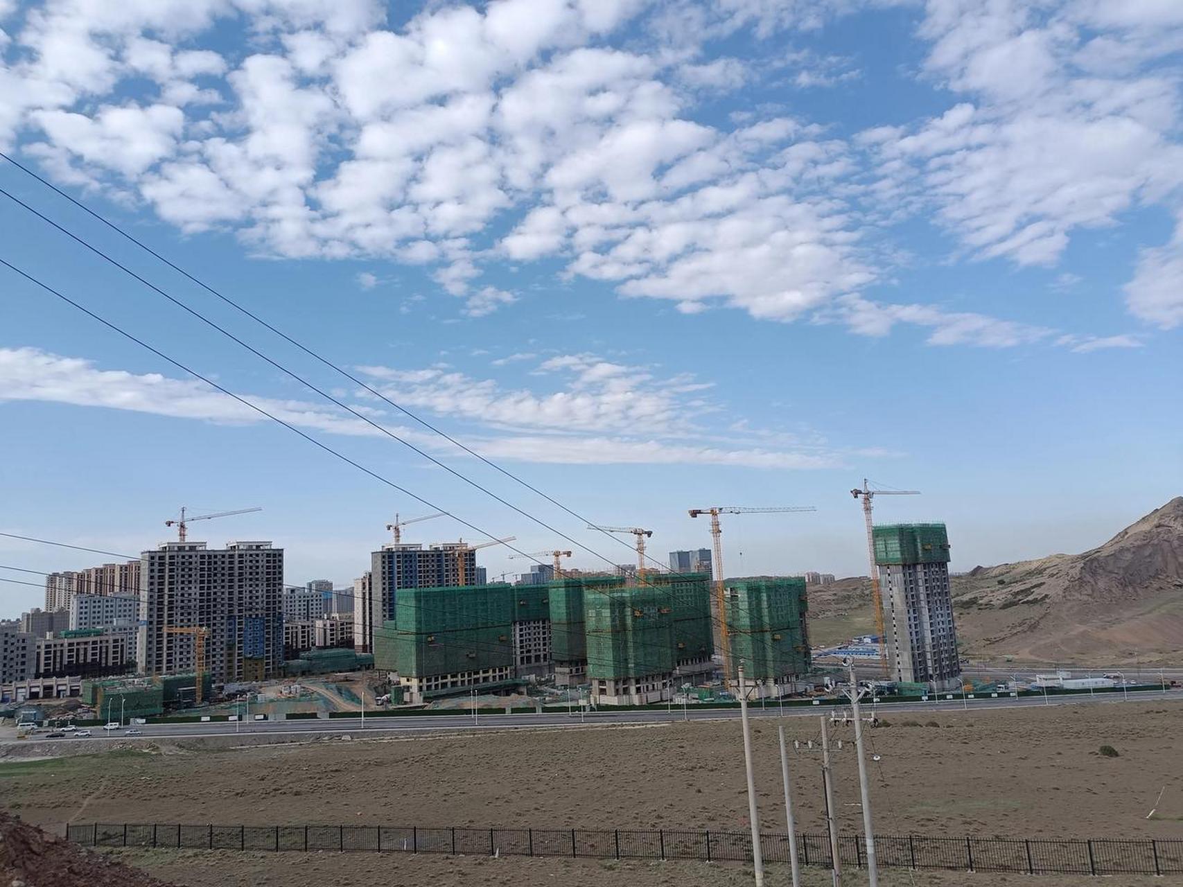 乌鲁木齐白鸟湖新区,房子盖到了大白山跟前了,还在继续开发,在这个