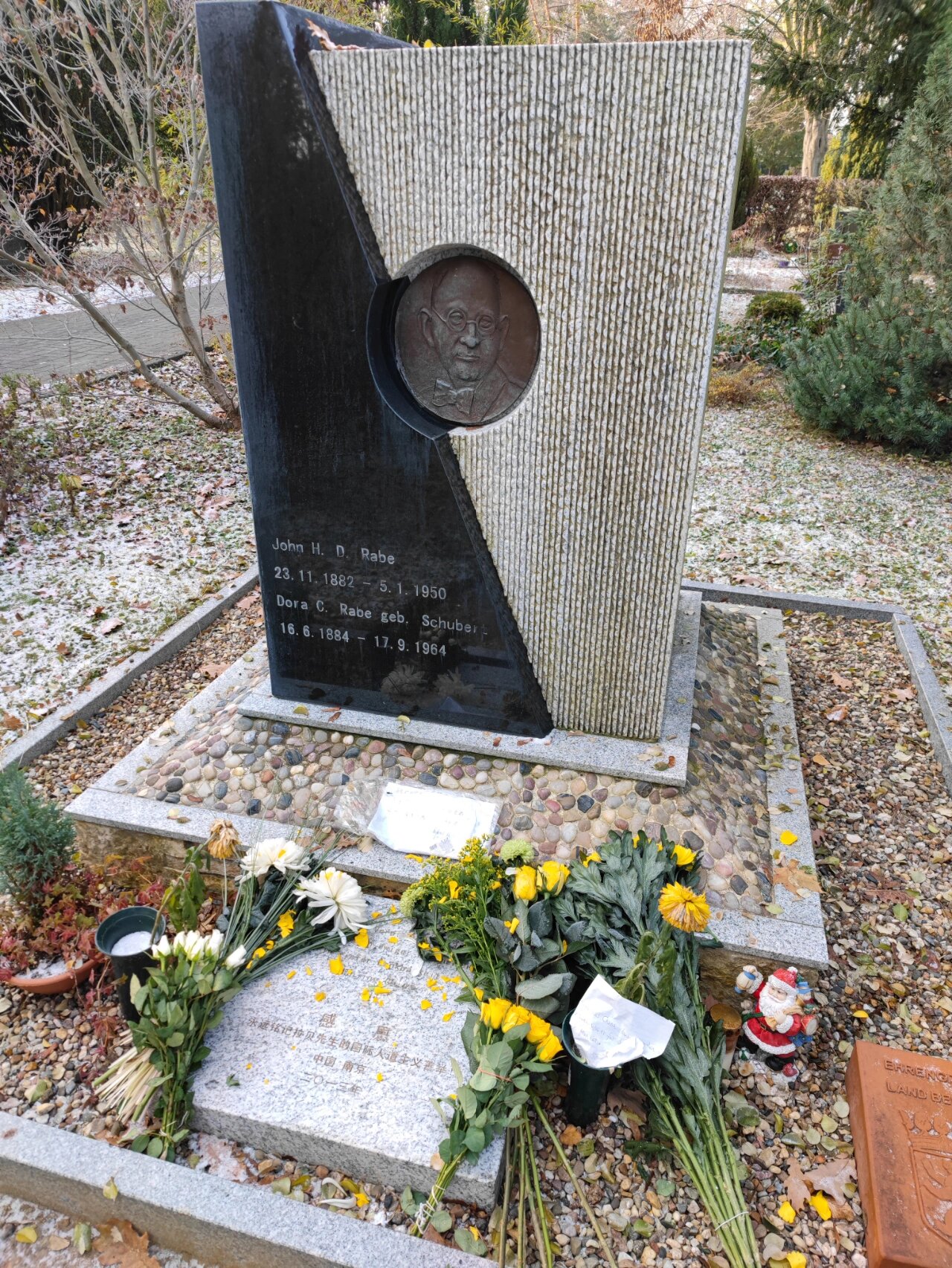 约翰拉贝先生之墓 定位:f05rstenbrunner weg 69 进入墓园直走右转